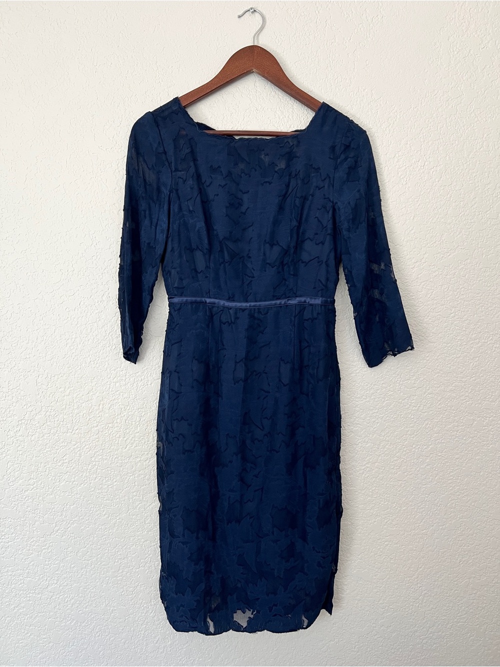 METISU Navy Lace Sheath Dress with Three-Quarter Sleeves